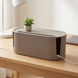 Sfeerbeeld: CableBox op een houten bureau, kabels komen via de openingen aan de zijkanten naar buiten